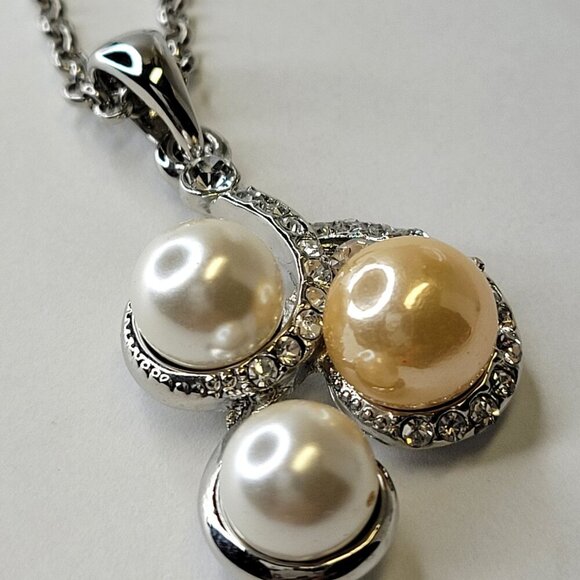 Three Pearl Pendant Necklace - Picture 8 of 10